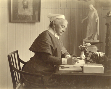 826485 Portret van zr. Cornelia Wilhelmina Amiabel in haar werkkamer in het Diakonessenhuis (Oudegracht 491-421) te ...